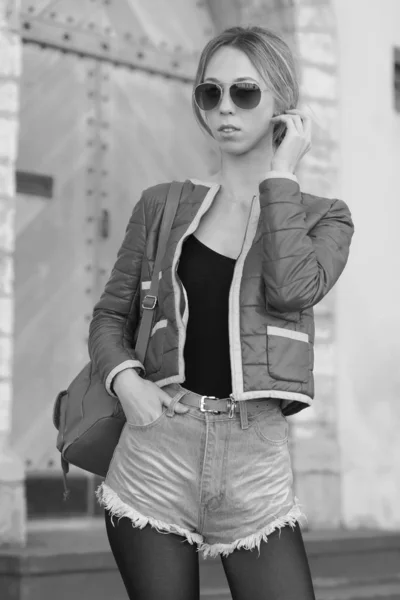 Jeune fille à la mode dans le paysage urbain — Photo