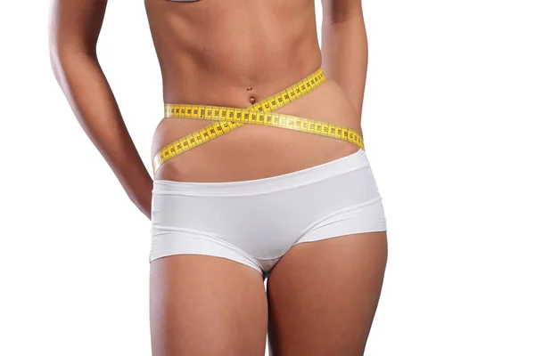 Donna che misura il suo corpo magro — Foto Stock