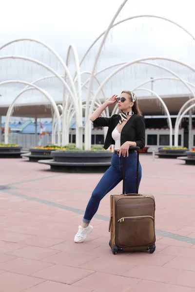 Meisje met een koffer klaar om te reizen — Stockfoto
