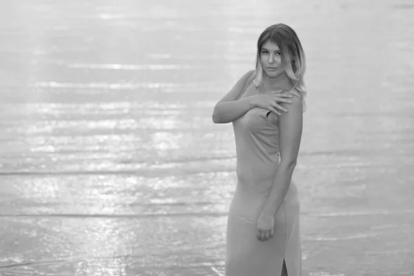 Сексуальна дівчина у воді в сукні — стокове фото