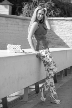 Sokakta genç ve şık bir model.