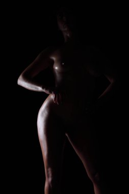 Üstsüz, seksi, genç bir kadının yakın çekimi.