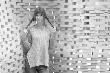 Sokakta genç ve şık bir model.