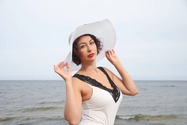 Donna Con Cappello Bianco Sullo Sfondo Del Mare — Foto Stock