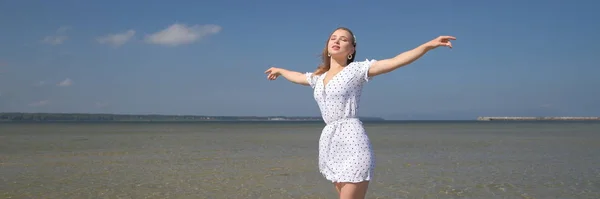 Bela Mulher Desfrutando Verão Livre — Fotografia de Stock