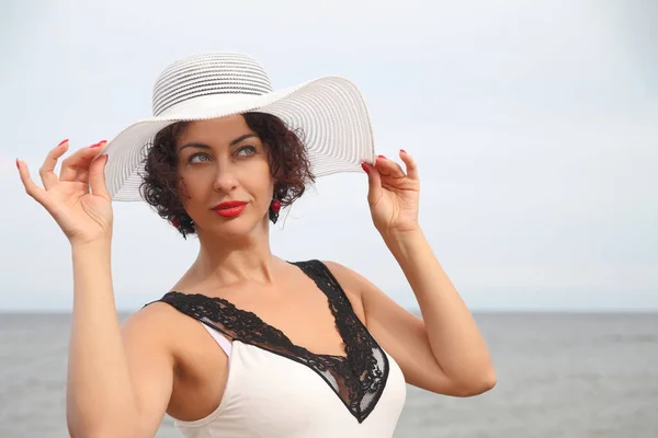 Woman White Hat Background Sea — Stock Photo, Image