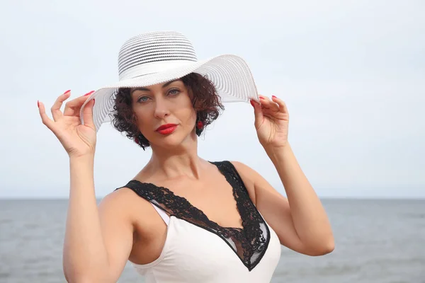 Donna Con Cappello Bianco Sullo Sfondo Del Mare — Foto Stock