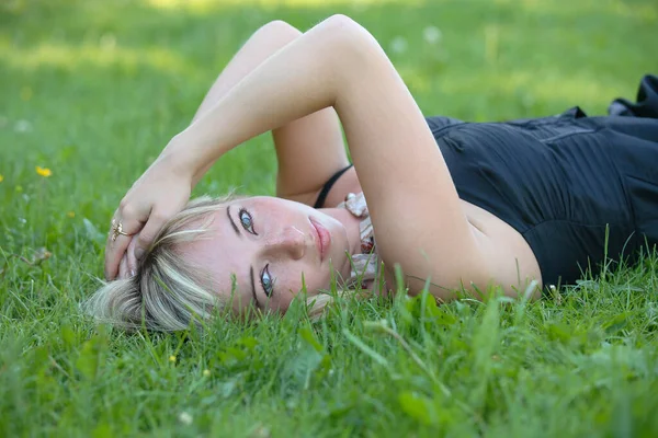 Porträt Eines Jungen Mädchens Auf Grünem Gras — Stockfoto