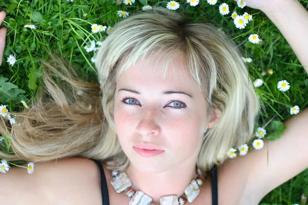 Portrait Young Girl Green Grass — Stock Photo, Image