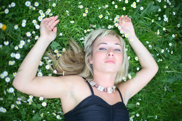 Portrait Une Jeune Fille Sur Herbe Verte — Photo