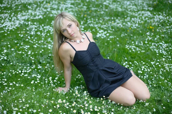 一个年轻姑娘在绿草上的画像 — 图库照片