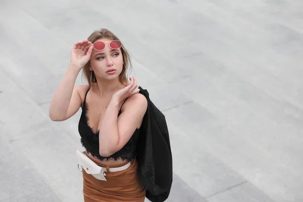 Jovem Bela Menina Moda Com Rosto Bonito — Fotografia de Stock