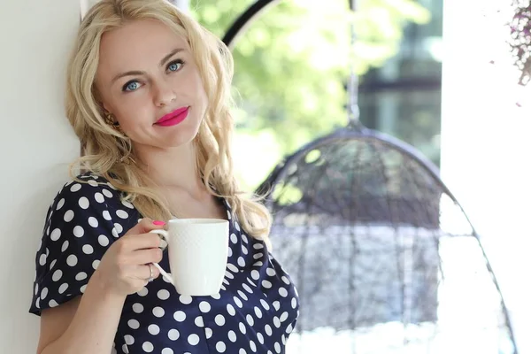 Mooi Jong Blond Met Een Koffie Mok — Stockfoto