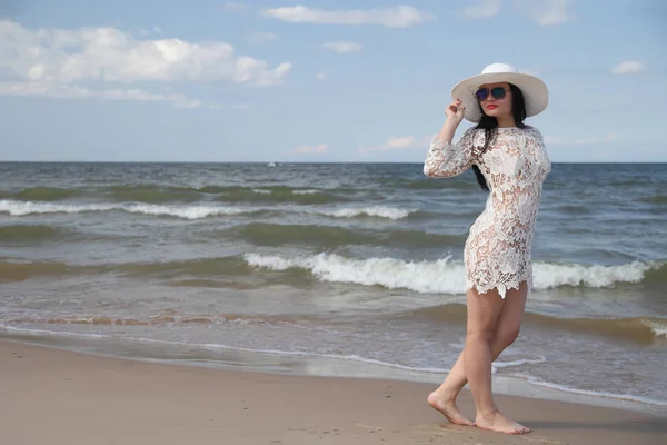 아름다운 아가씨 여름을 즐기며 — 스톡 사진