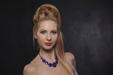 tarz saçlı genç güzel sarışın kadın