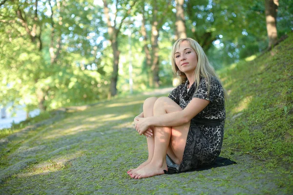 Jeune Fille Robe Posant Tout Tenant Dans Parc — Photo