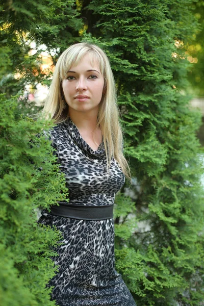 Ung Flicka Klänning Poserar När Står Parken — Stockfoto