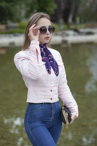 Schöne Junge Kaukasische Frau Urbanen Hintergrund — Stockfoto