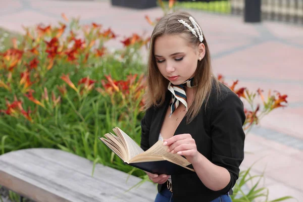 Parktaki Genç Kız Kitap Okuyor — Stok fotoğraf