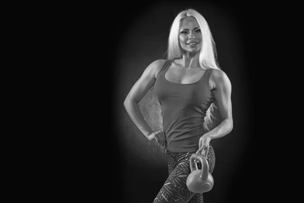 Fitness Kettlebells Siyah Arka Planda Salıncak Egzersizi — Stok fotoğraf