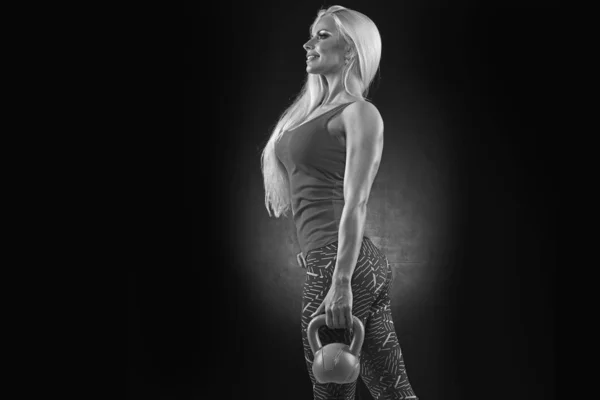 Fitness Kettlebells Swing Exercice Sur Fond Noir — Photo