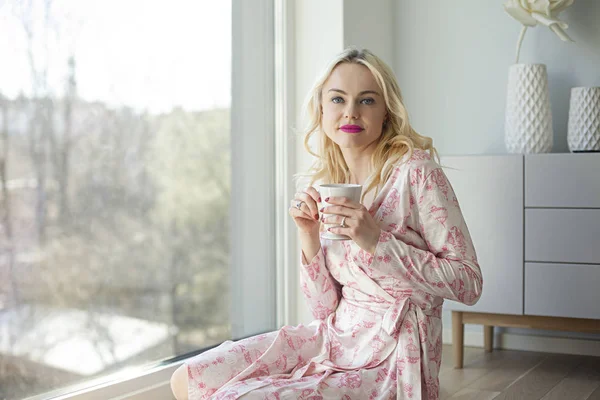 Mooi Jong Blond Met Een Koffie Mok — Stockfoto