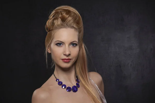 Junge Schöne Blonde Frau Mit Gestylten Haaren — Stockfoto