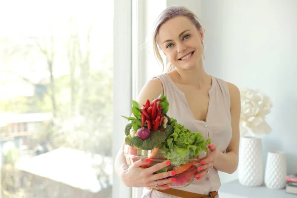 Красота Молодая Позитивная Улыбающаяся Женщина Овощами Кухне — стоковое фото