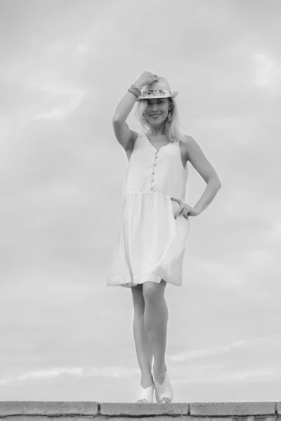 Mädchen Einem Kleid Mit Hut Auf Abstraktem Hintergrund — Stockfoto