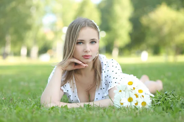 Letni Portret Młodej Uroczej Dziewczyny Zielonym Tle — Zdjęcie stockowe