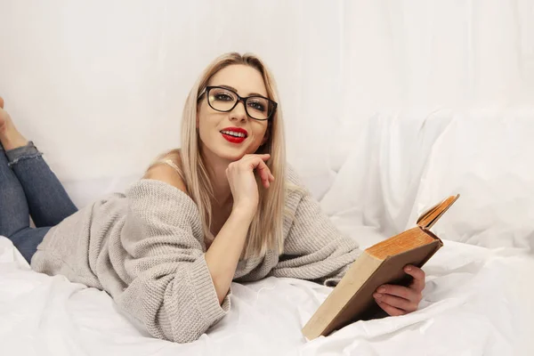 Красивая Улыбающаяся Молодая Женщина Читает Книгу Комнате — стоковое фото
