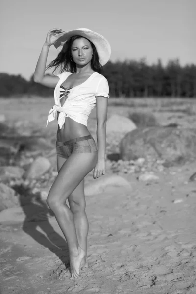 ビーチにいる若い女性白黒写真です — ストック写真