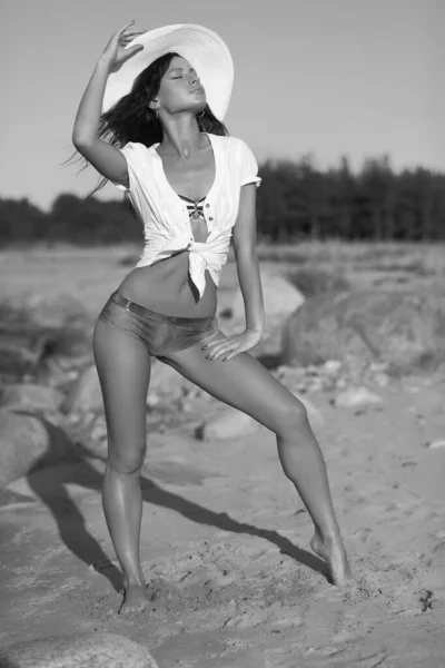 Una Joven Playa Foto Blanco Negro — Foto de Stock