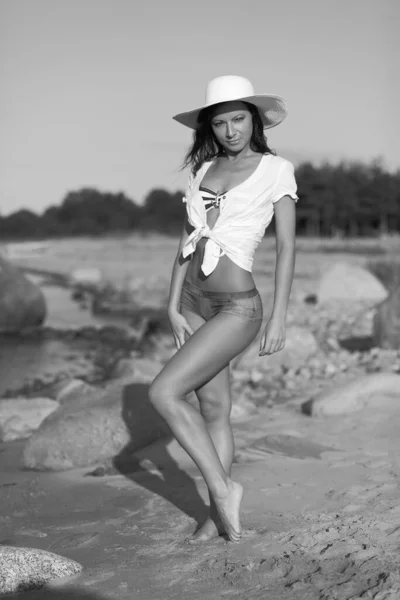 Junge Frau Strand Schwarz Weiß Foto — Stockfoto