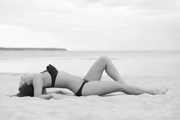 Сексуальна Дівчина Бікіні Позує Пляжі — стокове фото
