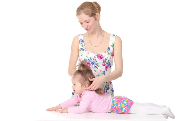 Kleines Mädchen Kind Mutter Tun Massage Auf Weißem Hintergrund — Stockfoto
