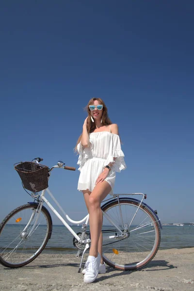 Felice Giovane Ragazza Abito Bianco Con Bicicletta — Foto Stock