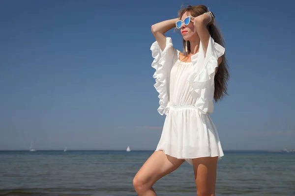 Menina Feliz Vestido Branco Junto Mar — Fotografia de Stock