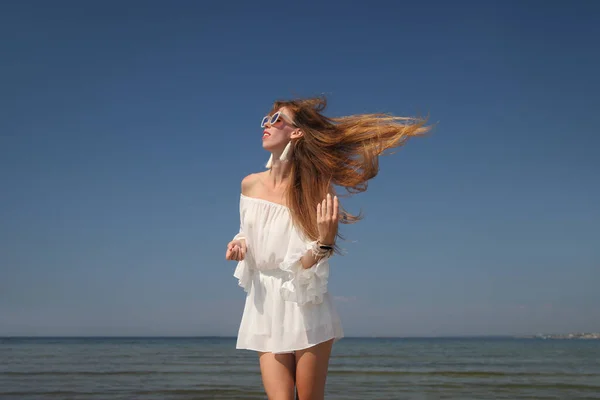 Menina Feliz Vestido Branco Junto Mar — Fotografia de Stock