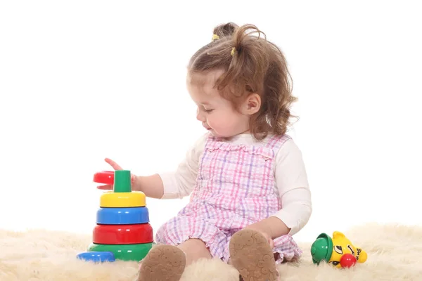 Kleines Mädchen Spielt Mit Einer Pyramide lizenzfreie Stockfotos