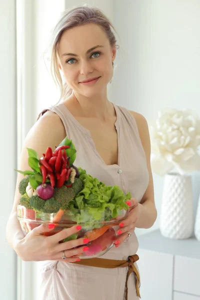 Молодая Позитивная Улыбающаяся Женщина Овощами Кухне — стоковое фото