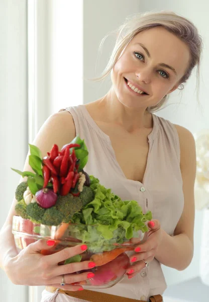 Jonge Positieve Lachende Vrouw Met Groenten Keuken — Stockfoto