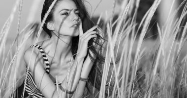 Çimlerin üzerinde genç seksi bir kızın portresi.