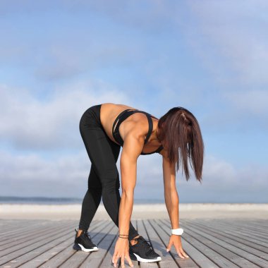 Genç atletik kadın doğada egzersiz yapıyor.