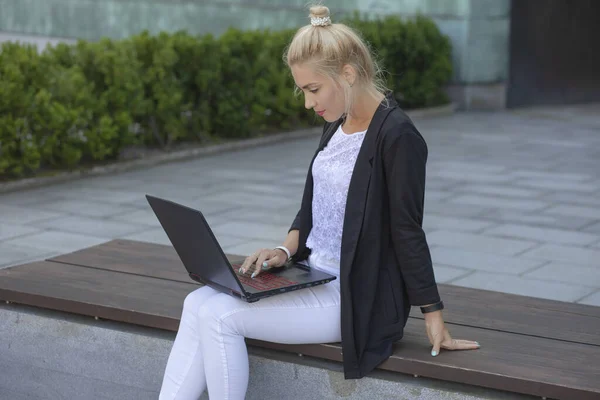 Portret Van Jonge Zakenvrouw Met Laptop Bij Outdor — Stockfoto