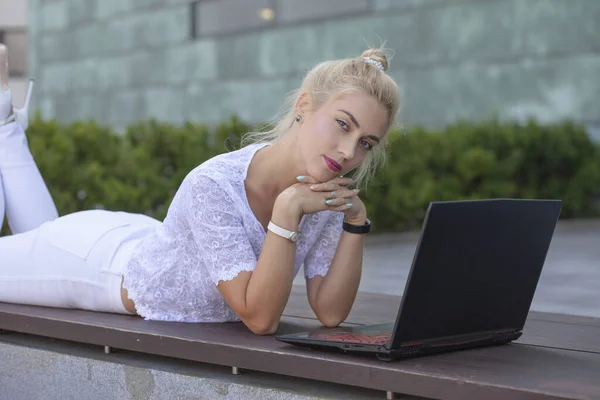 Retrato Una Joven Mujer Negocios Usando Portátil Outdor — Foto de Stock