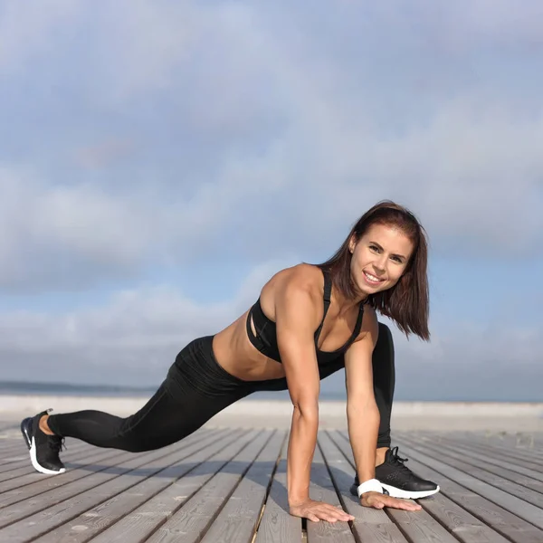 Jeune Femme Sportive Faisant Exercice Dans Nature — Photo