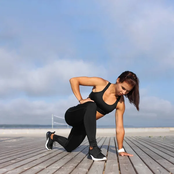 Jeune Femme Sportive Faisant Exercice Dans Nature — Photo