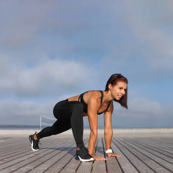 Jovem Atlético Mulher Fazendo Exercício Natureza — Fotografia de Stock