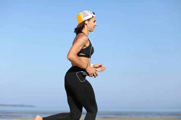 Spor Kıyafetli Genç Kız Deniz Kenarında Koşuyor — Stok fotoğraf